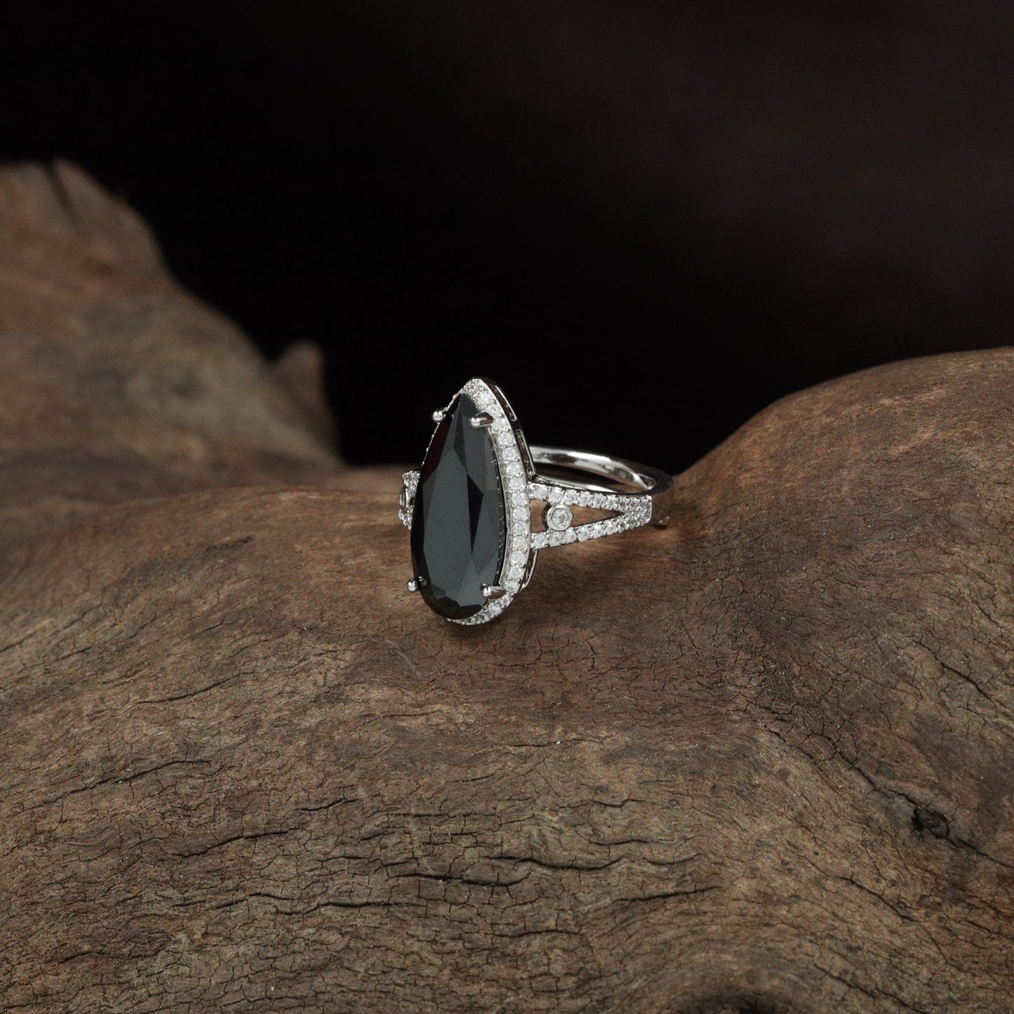 Signature Pear Crest Finger Ring with Polished Band Finish