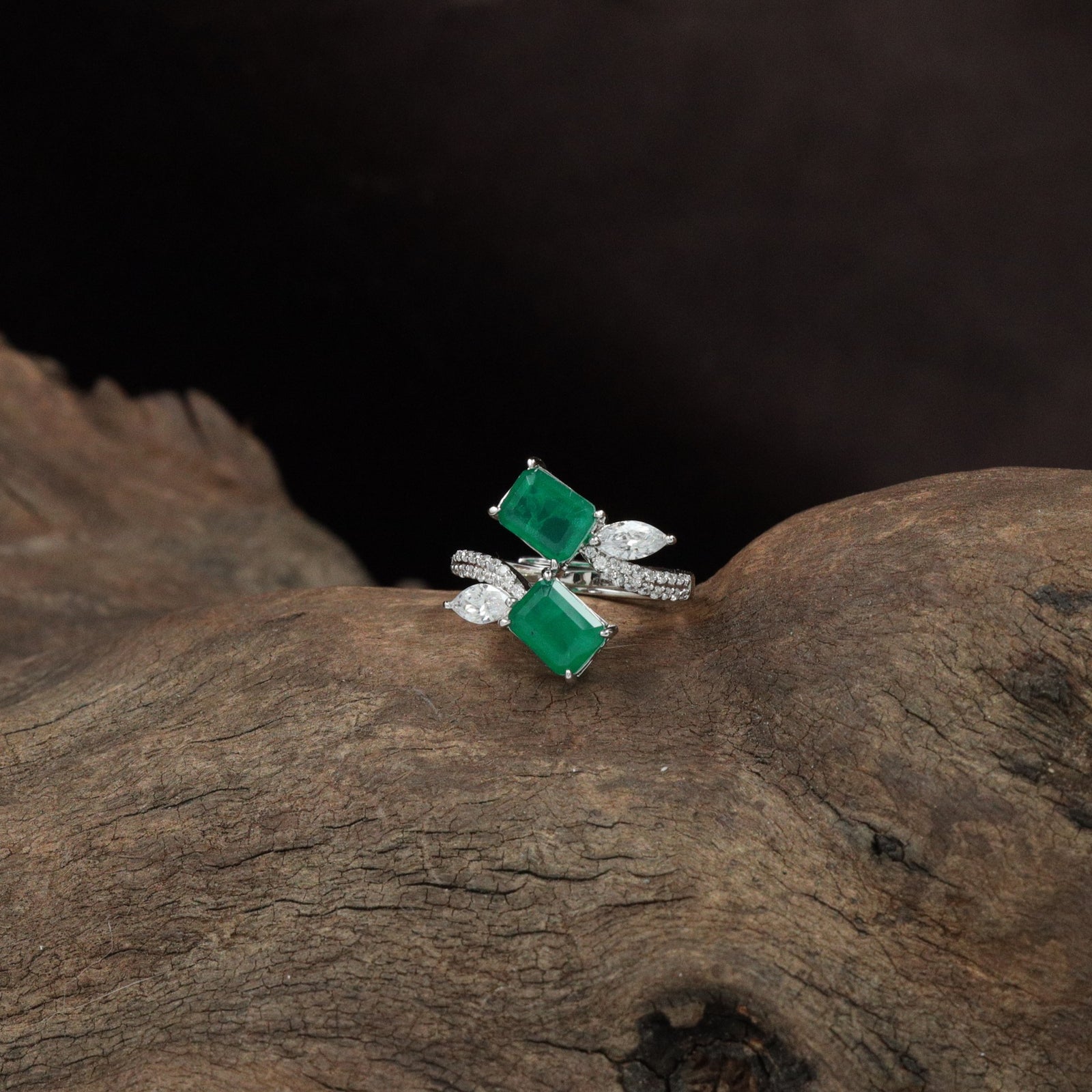 Fluted Twist Finger Ring with Structured Open Layout