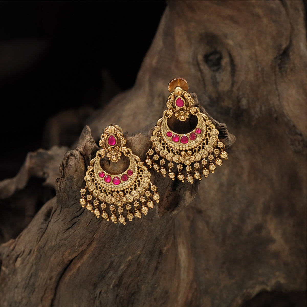 Classic Antique Hangings Featuring Detailed Openwork Craftsmanship