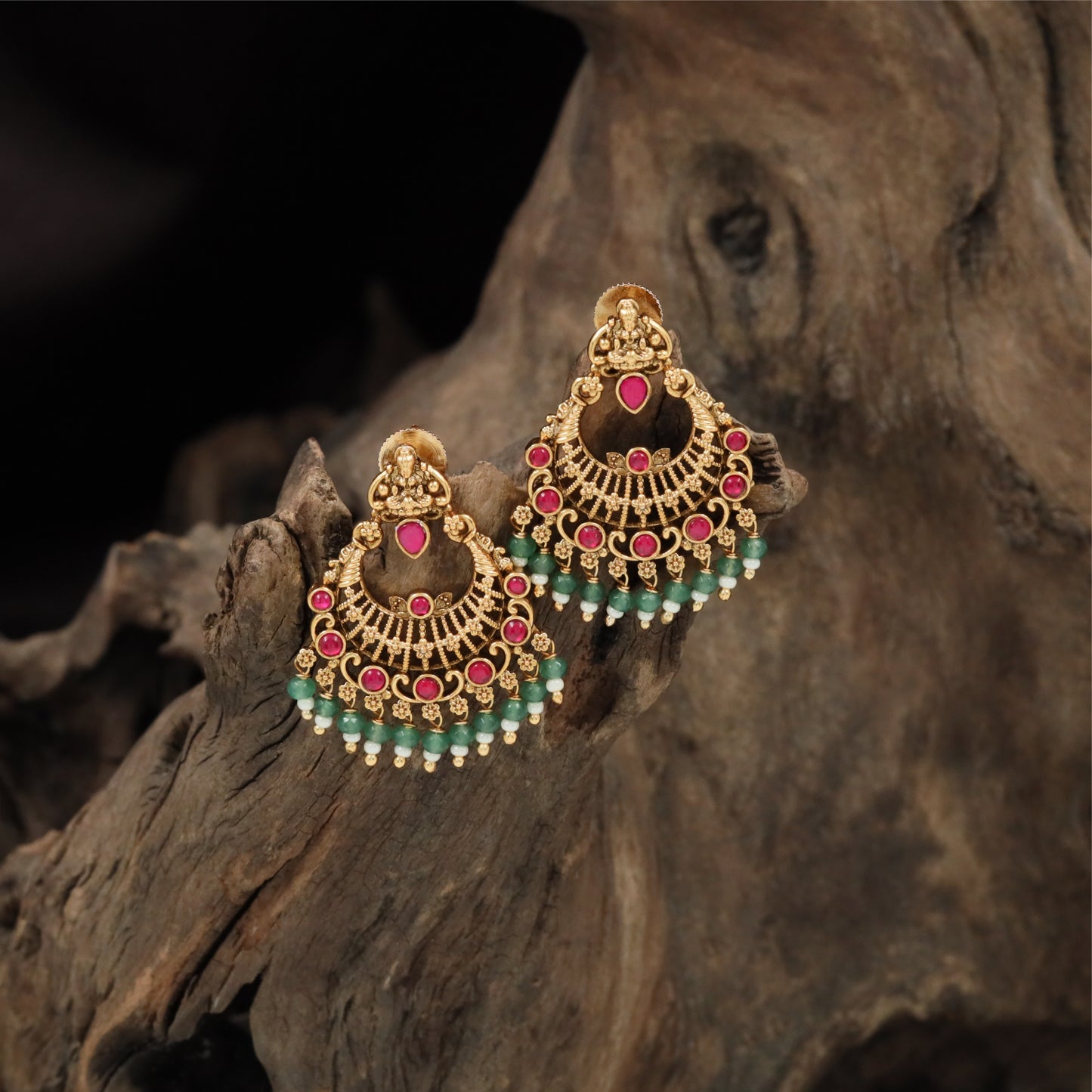 Classic Lakshmi Border Hanging with Decorative Arch Pattern and Drop Finish