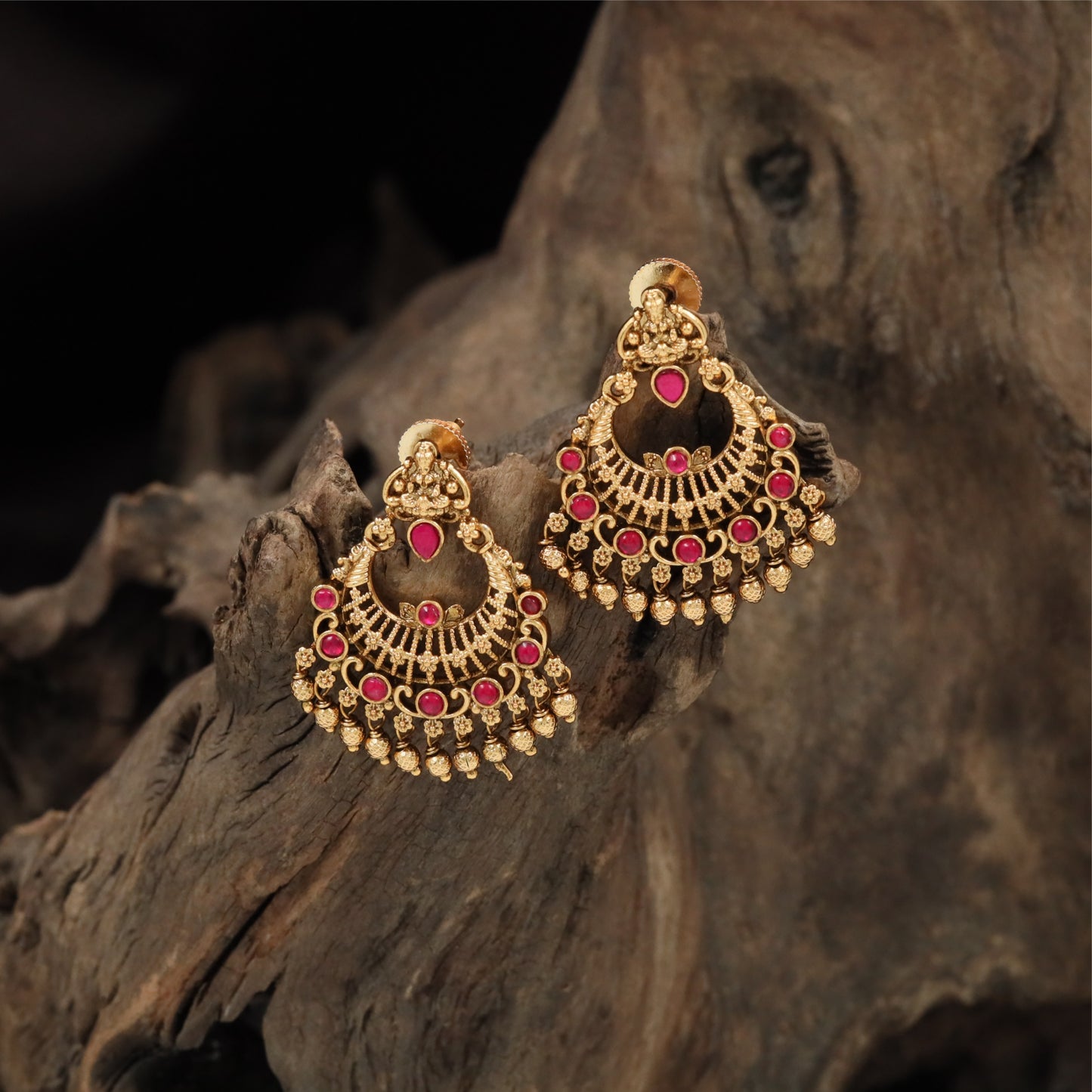 Classic Lakshmi Border Hanging with Decorative Arch Pattern and Drop Finish