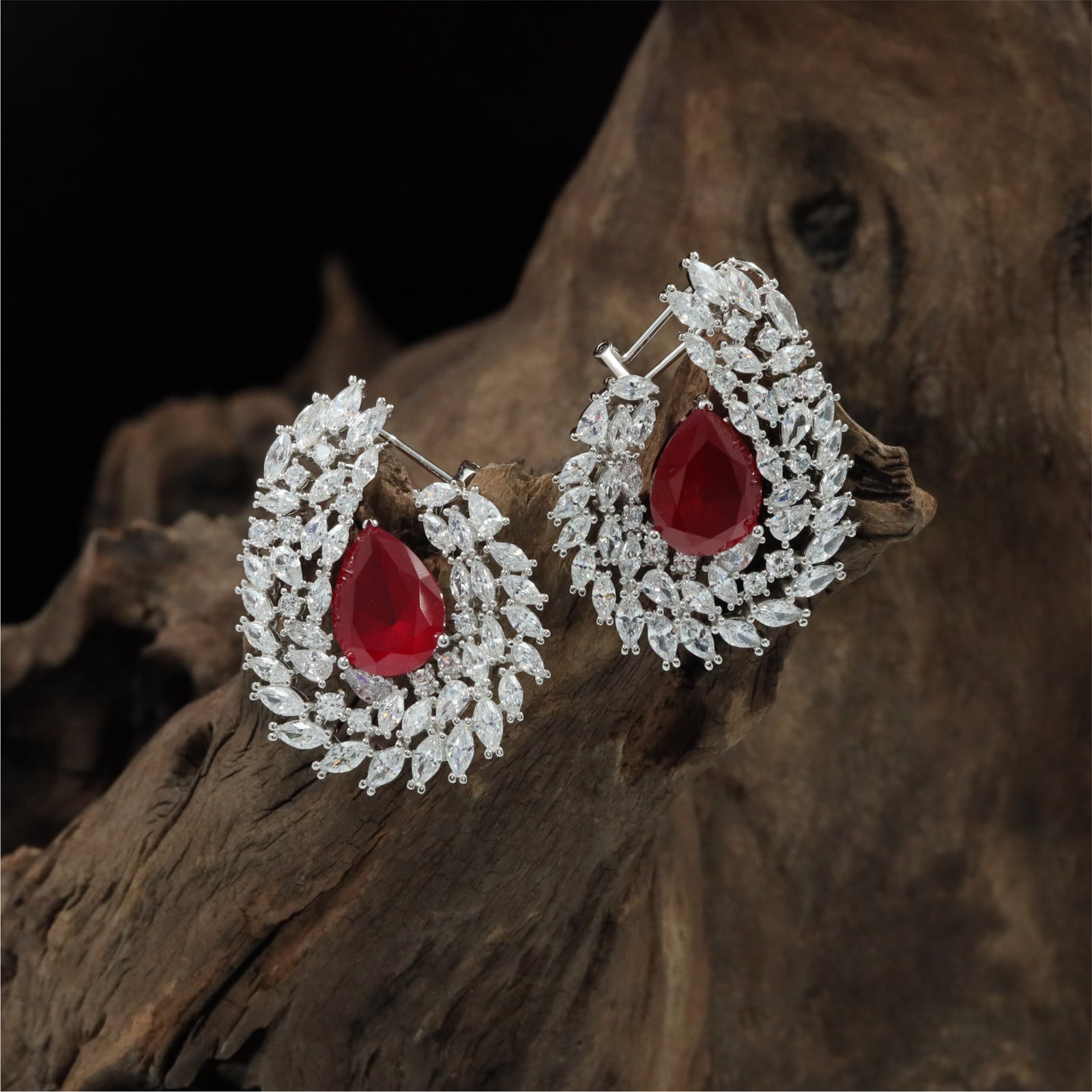 Royal Leaf Frame Rhodium Stud with Pear Drop Centre Layout