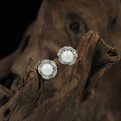 Fiorelle Border Stud with Pearl Centre Arrangement