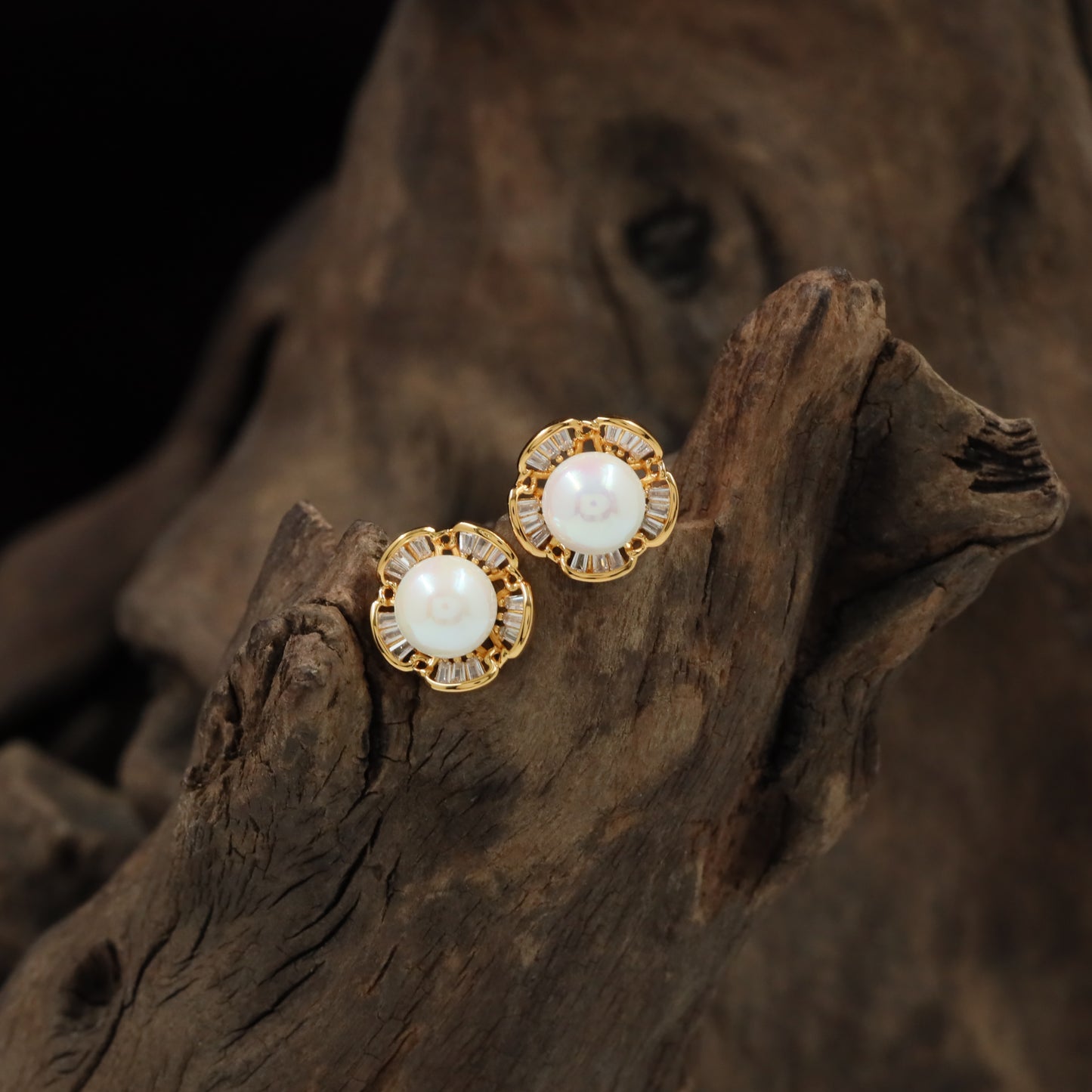 Fiorelle Border Stud with Pearl Centre Arrangement