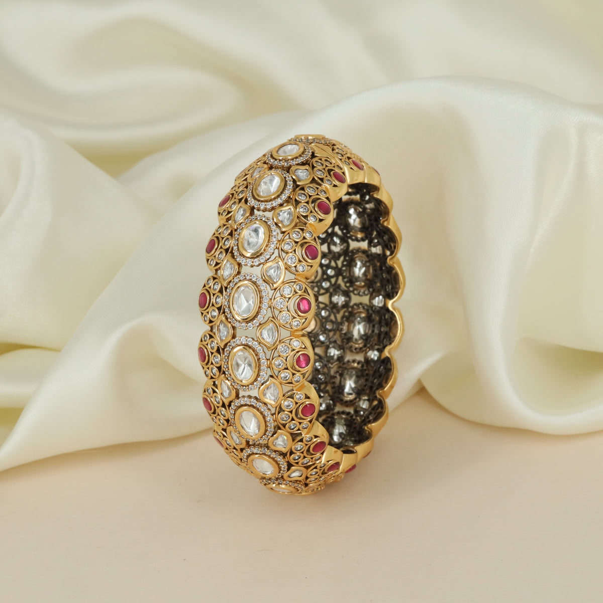 Decorative Oval Kundan Kada with Repeating Frame Detailing