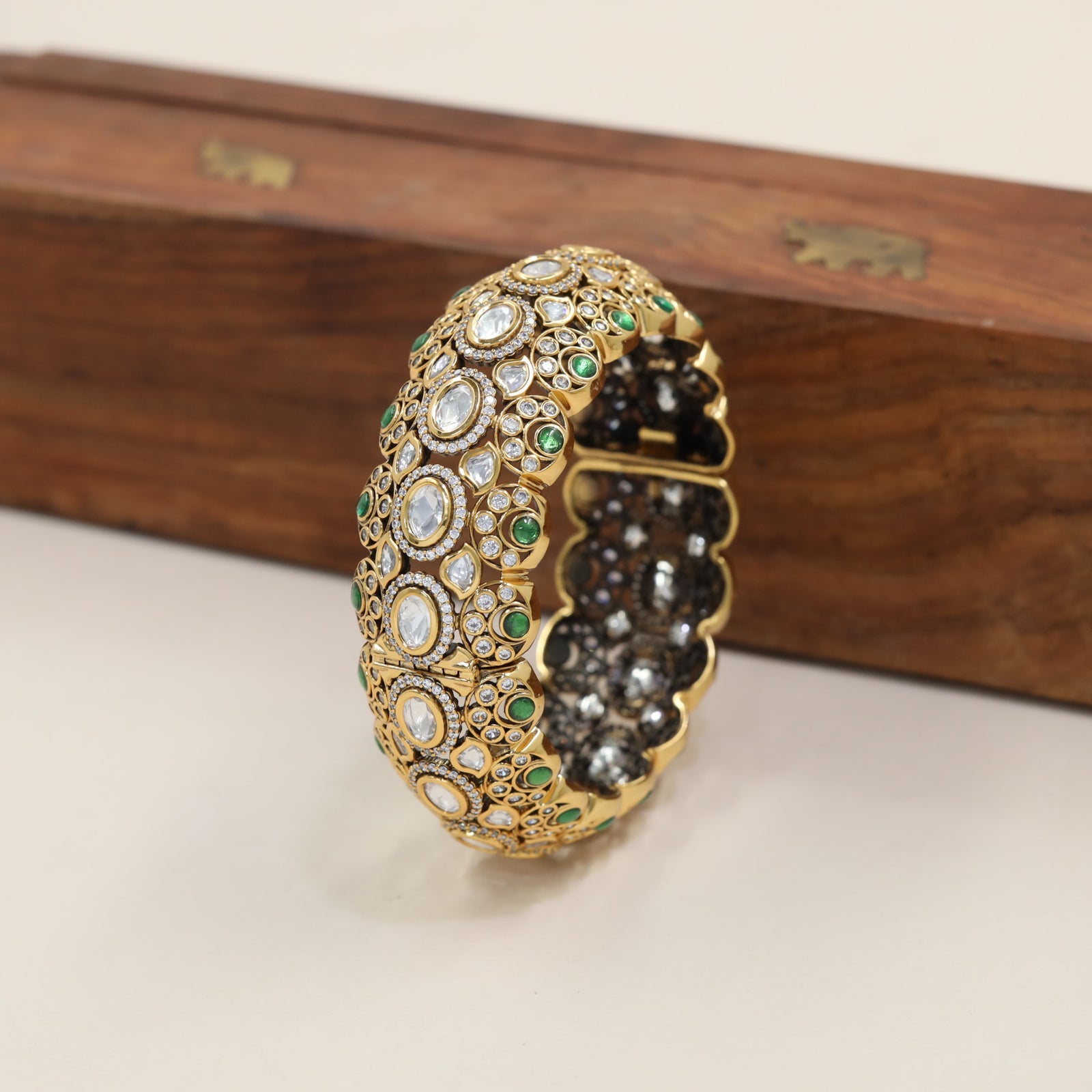 Classic Kundan Kada With Repeating Circular And Leaf Shaped Details