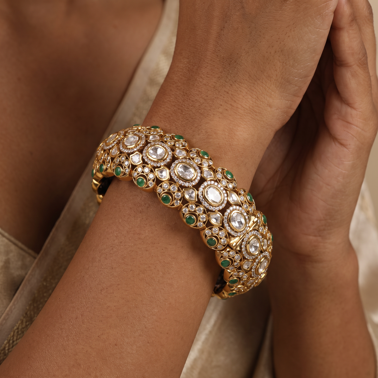 Classic Kundan Kada With Repeating Circular And Leaf Shaped Details