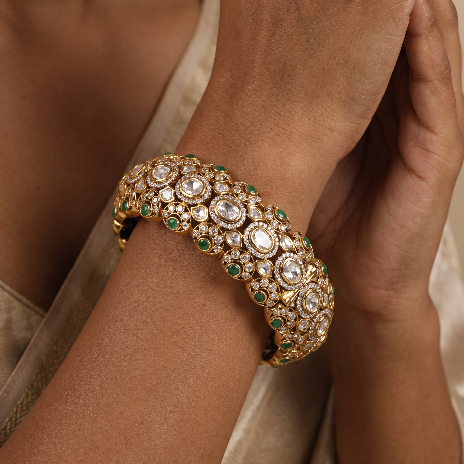 Classic Kundan Kada With Repeating Circular And Leaf Shaped Details