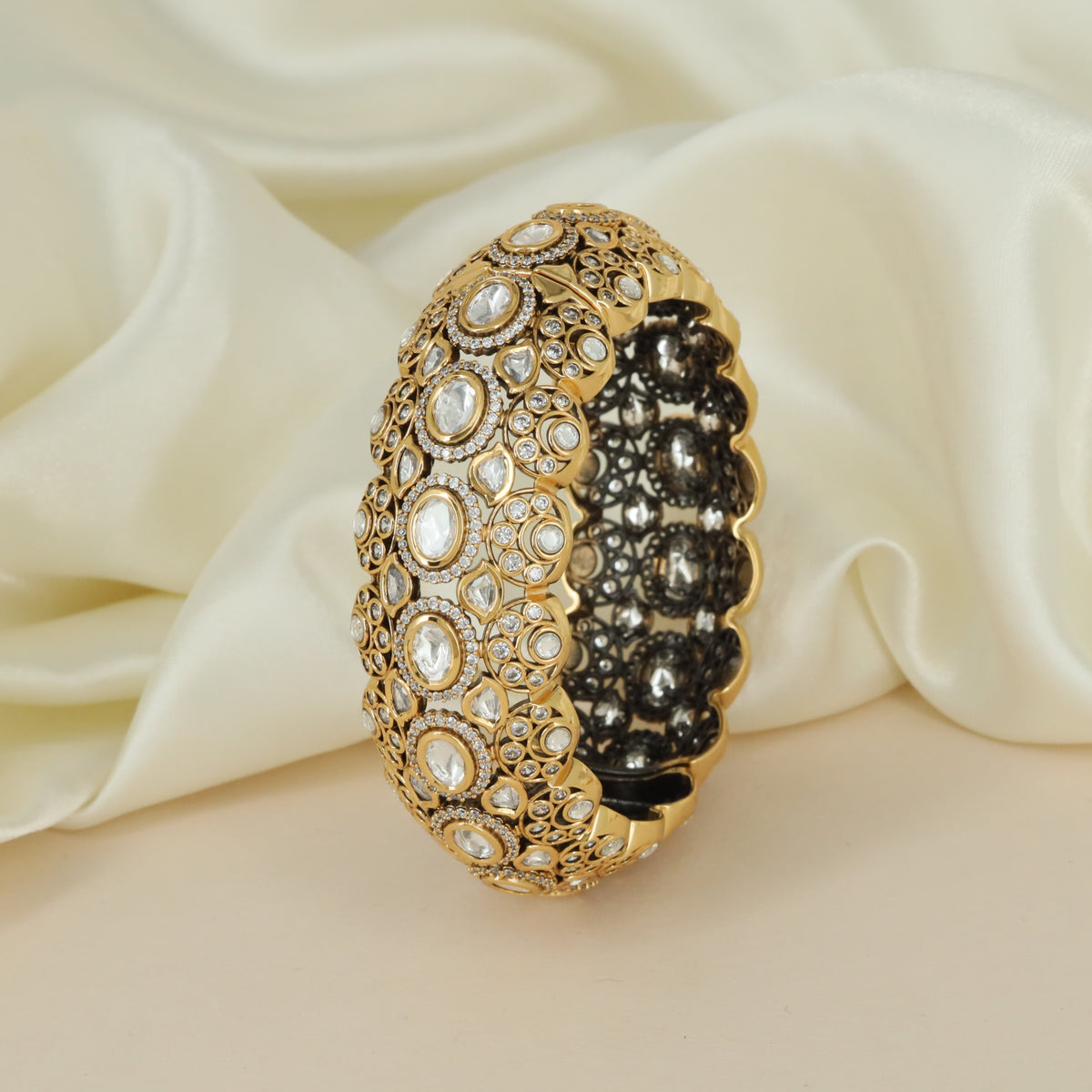 Decorative Oval Kundan Kada with Repeating Frame Detailing