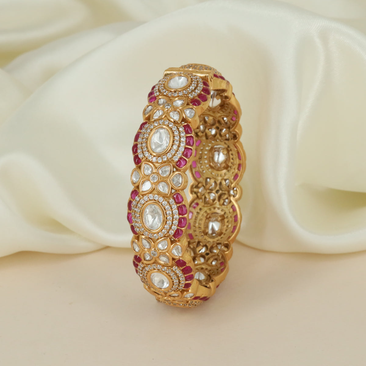 Flower Kundan Kada with Decorative Border Layout