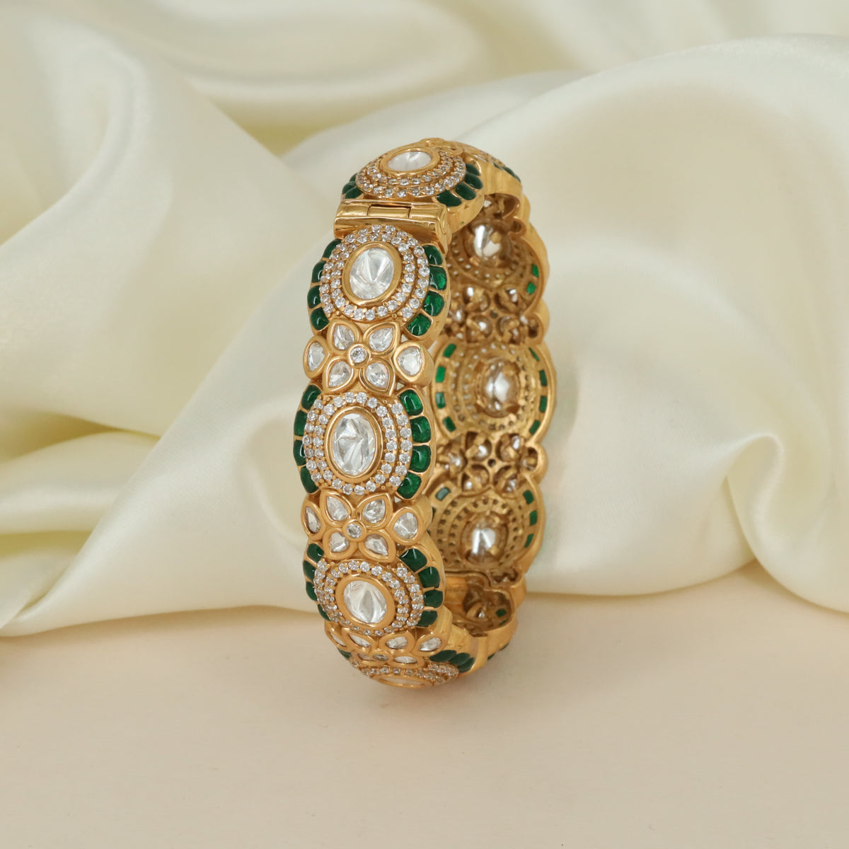 Flower Kundan Kada with Decorative Border Layout