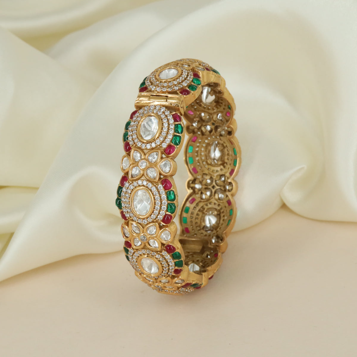 Flower Kundan Kada with Decorative Border Layout