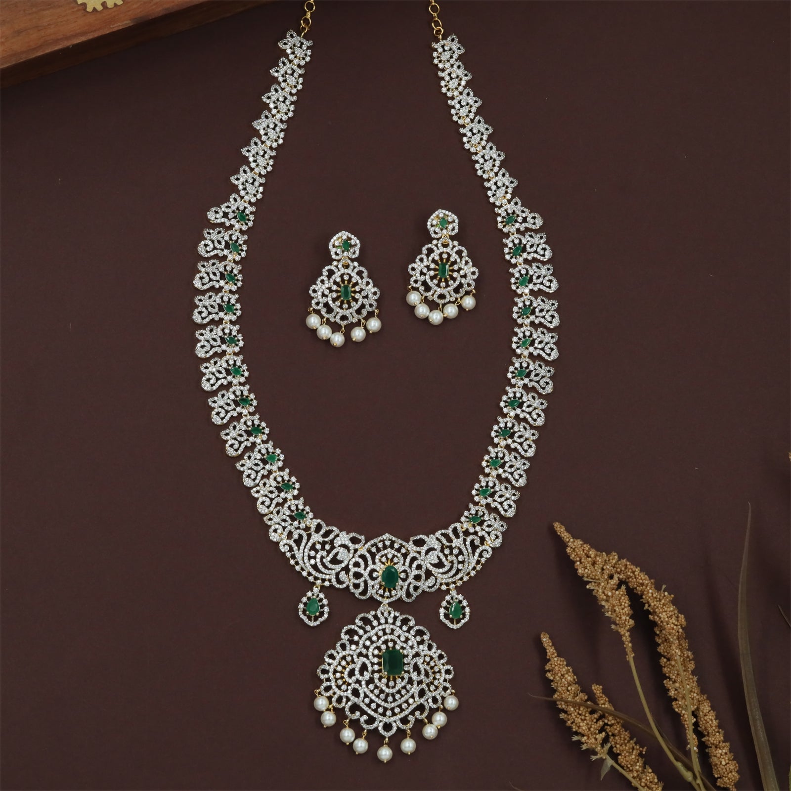 Handcrafted Swirl Design Gj Long Haara with Detailed Pendant Base