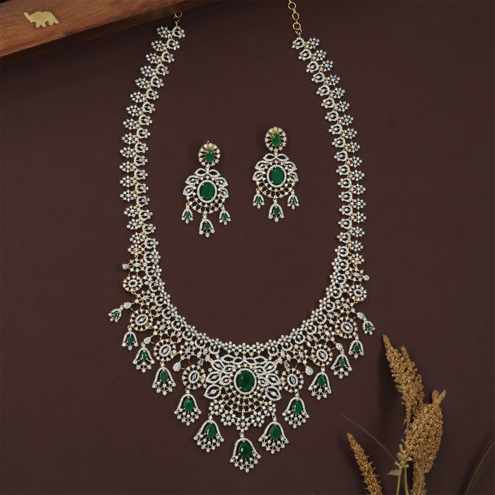 Luxury Gj Necklace with Layered Floral Sections and Grand Pendant Texture