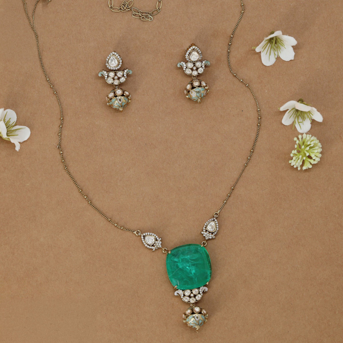 Refined Kundan chain with embellished square pendant