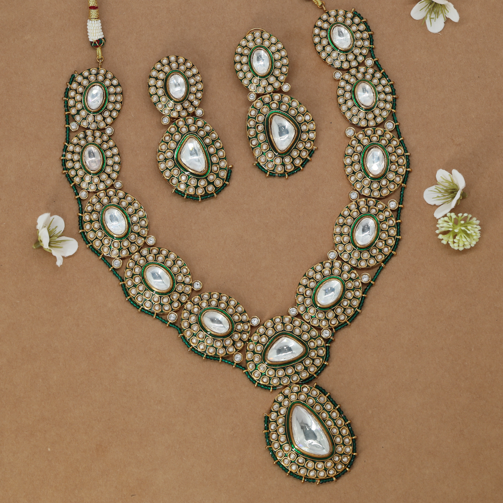 Regal Pattern Necklace with Continuous Oval Elements and Drop Focus