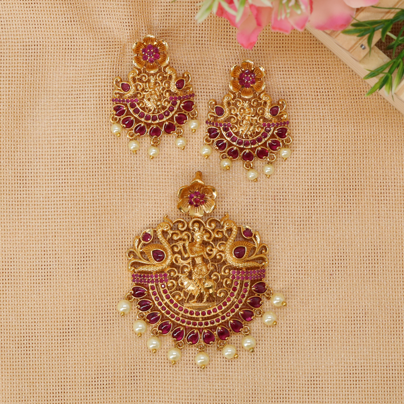 Shringara Krishna Nartana Pendant Set with Radiant Gem Border