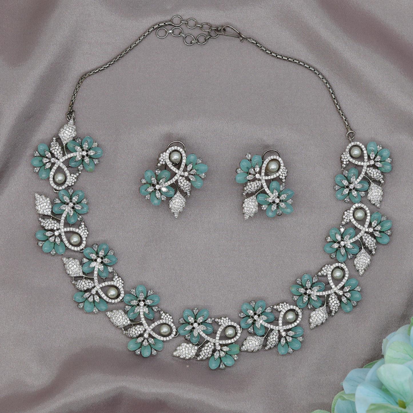 Elegant Floral Crytalstal Necklace Set with Leaf and Pearl Motif Design
