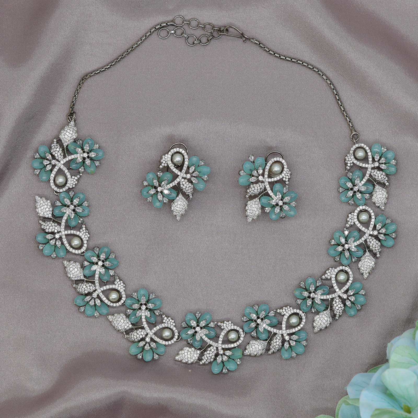 Elegant Floral Crytalstal Necklace Set with Leaf and Pearl Motif Design