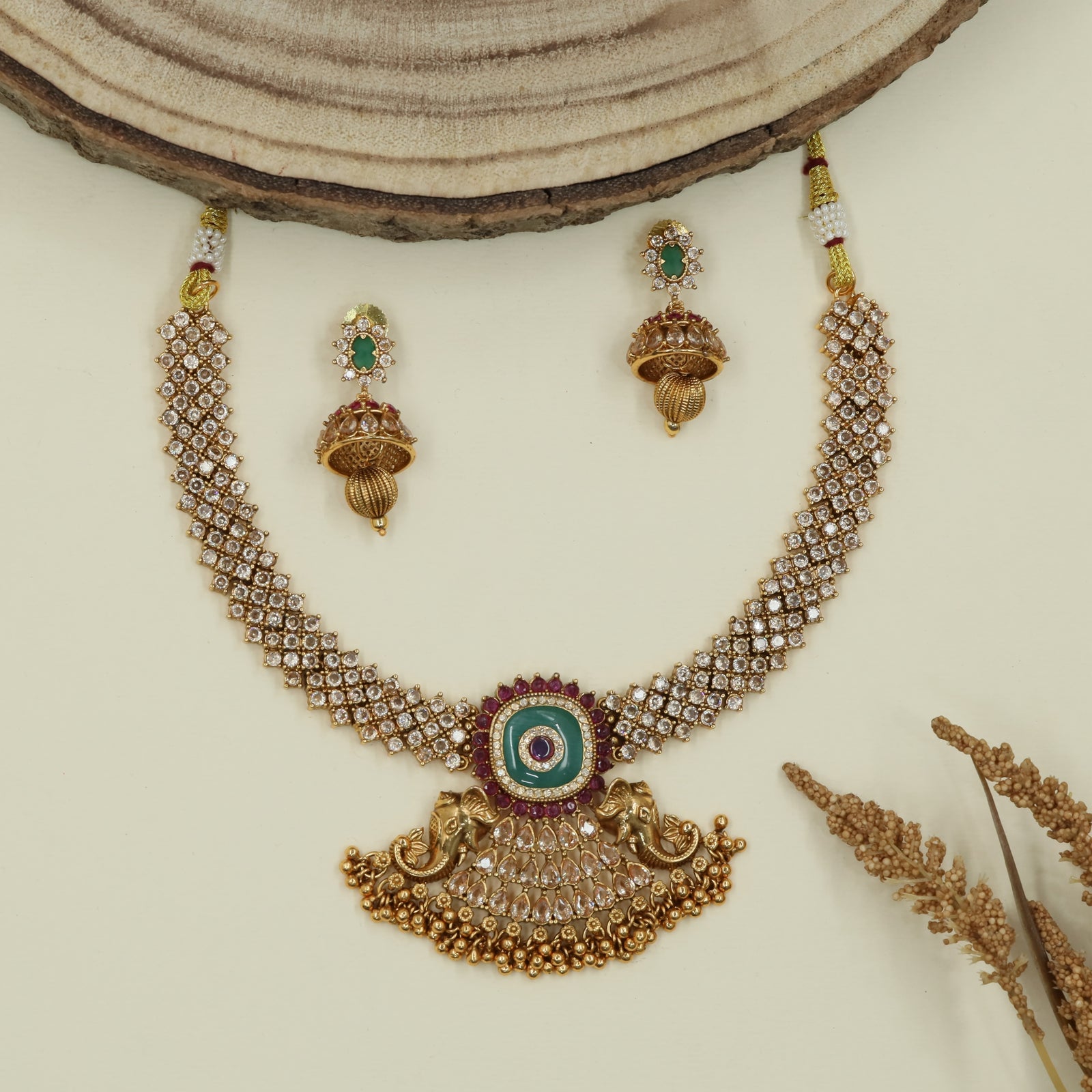 Decor disc antique necklace with detailed band and elephant flank elements